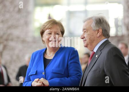 19.01.2020, Berlin, Deutschland. Angela Merkel und dem Generalsekretär der Vereinten Nationen, Antonio Guterres im Hof aus dem Bundeskanzleramt. Bundeskanzlerin Angela Merkel lädt Sie ein, die Libyen-Konferenz in Berlin am 19. Januar 2020. Ziel dieses Prozesses ist es, die Bemühungen der Vereinten Nationen für einen souveränen Libyen und für die interne Libysche Versöhnungsprozess durch eine Gruppe von Staaten und internationalen Organisationen zu unterstützen. Stockfoto