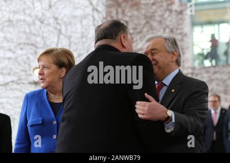 19.01.2020, Berlin, Deutschland. Angela Merkel und dem Generalsekretär der Vereinten Nationen, Antonio Guterres empfängt der Staatssekretär Mike Pompeo im Hof aus dem Bundeskanzleramt. Bundeskanzlerin Angela Merkel lädt Sie ein, die Libyen-Konferenz in Berlin am 19. Januar 2020. Ziel dieses Prozesses ist es, die Bemühungen der Vereinten Nationen für einen souveränen Libyen und für die interne Libysche Versöhnungsprozess durch eine Gruppe von Staaten und internationalen Organisationen zu unterstützen. Stockfoto