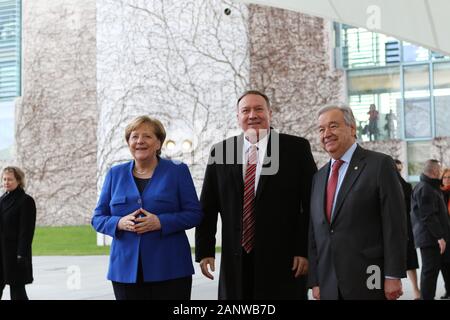 19.01.2020, Berlin, Deutschland. Angela Merkel und dem Generalsekretär der Vereinten Nationen, Antonio Guterres empfängt der Staatssekretär Mike Pompeo im Hof aus dem Bundeskanzleramt. Bundeskanzlerin Angela Merkel lädt Sie ein, die Libyen-Konferenz in Berlin am 19. Januar 2020. Ziel dieses Prozesses ist es, die Bemühungen der Vereinten Nationen für einen souveränen Libyen und für die interne Libysche Versöhnungsprozess durch eine Gruppe von Staaten und internationalen Organisationen zu unterstützen. Stockfoto