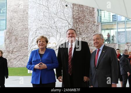 19.01.2020, Berlin, Deutschland. Angela Merkel und dem Generalsekretär der Vereinten Nationen, Antonio Guterres empfängt der Staatssekretär Mike Pompeo im Hof aus dem Bundeskanzleramt. Bundeskanzlerin Angela Merkel lädt Sie ein, die Libyen-Konferenz in Berlin am 19. Januar 2020. Ziel dieses Prozesses ist es, die Bemühungen der Vereinten Nationen für einen souveränen Libyen und für die interne Libysche Versöhnungsprozess durch eine Gruppe von Staaten und internationalen Organisationen zu unterstützen. Stockfoto