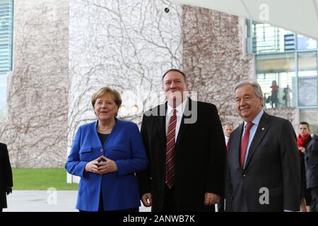 19.01.2020, Berlin, Deutschland. Angela Merkel und dem Generalsekretär der Vereinten Nationen, Antonio Guterres empfängt der Staatssekretär Mike Pompeo im Hof aus dem Bundeskanzleramt. Bundeskanzlerin Angela Merkel lädt Sie ein, die Libyen-Konferenz in Berlin am 19. Januar 2020. Ziel dieses Prozesses ist es, die Bemühungen der Vereinten Nationen für einen souveränen Libyen und für die interne Libysche Versöhnungsprozess durch eine Gruppe von Staaten und internationalen Organisationen zu unterstützen. Stockfoto