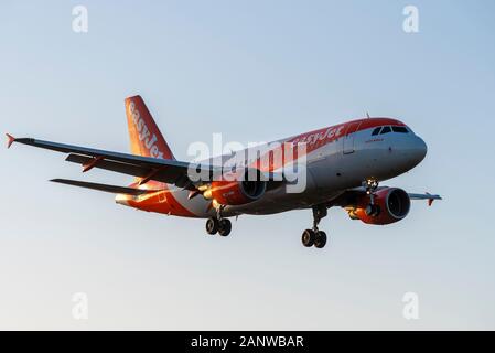 EasyJet Airbus A319 111 Düsenflugzeug G-EZBO Landing am London Southend Airport, Essex, Großbritannien. Am späten Nachmittag im Winter. Sonnenuntergang. Abenddämmerung. Ayshe Ballard Genannt Stockfoto