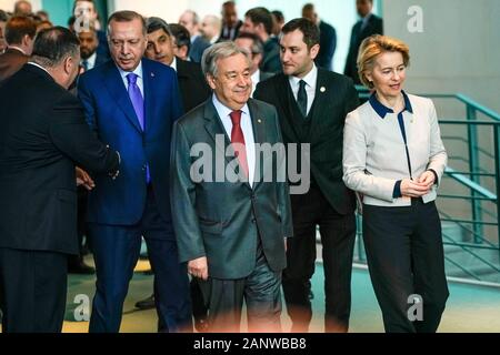 Berlin, Deutschland. 19 Jan, 2020. 19.01.2020, Mike Pompeo, Außenministerin der USA, Recep Tayyip Erdogan, dem Präsidenten der Türkei, Antonio Guterres, der Generalsekretär der Vereinten Nationen und Ursula von der Leyen, der Präsident der EU-Kommission, bei der Ankunft am Berliner Libyen Konferenz im Bundeskanzleramt in Berlin. Die Sitzung geht um einen dauerhaften Waffenstillstand in Libyen. | Verwendung der weltweiten Kredit: dpa/Alamy leben Nachrichten Stockfoto