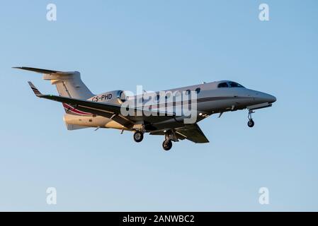 NetJets Europe Embraer EMB-505 Phenom 300 bizjet Plane CS-PHD am London Southend Airport, Essex, Großbritannien. Am späten Nachmittag im Winter. Sonnenuntergang. Abenddämmerung Stockfoto