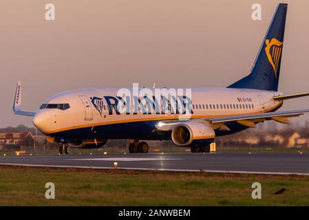 Ryanair Boeing 737 Flugzeugstrahlflugzeug EI-GJS am London Southend Airport, Essex, Großbritannien. Am späten Nachmittag im Winter. Abenddämmerung. Taxifahren zum Abflug. Orangefarbenes Leuchten Stockfoto