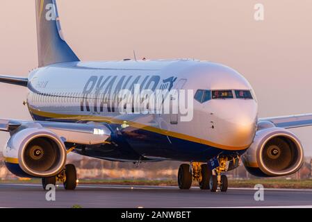 Ryanair Boeing 737 Flugzeugstrahlflugzeug EI-GJS am London Southend Airport, Essex, Großbritannien. Am späten Nachmittag im Winter. Abenddämmerung. Taxifahren zum Abflug. Orangefarbenes Leuchten Stockfoto