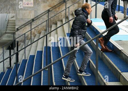 Fußball Berlin-münchen, Berlin, 19 Jan, 2020. Jürgen Klinsmann, Hertha headcoach, Team Manager, Hertha BSC Berlin - FC BAYERN MÜNCHEN - DFL-Bestimmungen verbieten die Verwendung von Fotografien als BILDSEQUENZEN und/oder quasi-VIDEO - 1. Deutsche Fussball Liga, Berlin, 19. Januar 2020. Saison 2019/2020, Spieltag 18, © Peter Schatz/Alamy leben Nachrichten Stockfoto