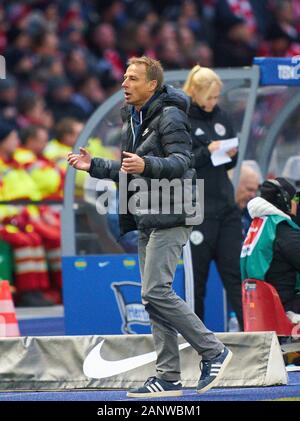 Fußball Berlin-münchen, Berlin, 19 Jan, 2020. Jürgen Klinsmann, Hertha headcoach, Team Manager, Hertha BSC Berlin - FC BAYERN MÜNCHEN - DFL-Bestimmungen verbieten die Verwendung von Fotografien als BILDSEQUENZEN und/oder quasi-VIDEO - 1. Deutsche Fussball Liga, Berlin, 19. Januar 2020. Saison 2019/2020, Spieltag 18, © Peter Schatz/Alamy leben Nachrichten Stockfoto