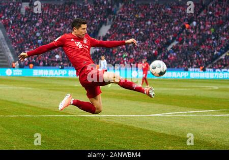 Fußball Berlin-münchen, Berlin, 19 Jan, 2020. Robert Lewandowski, FCB 9 Hertha BSC Berlin - FC BAYERN MÜNCHEN - DFL-Bestimmungen verbieten die Verwendung von Fotografien als BILDSEQUENZEN und/oder quasi-VIDEO - 1. Deutsche Fussball Liga, Berlin, 19. Januar 2020. Saison 2019/2020, Spieltag 18, © Peter Schatz/Alamy leben Nachrichten Stockfoto