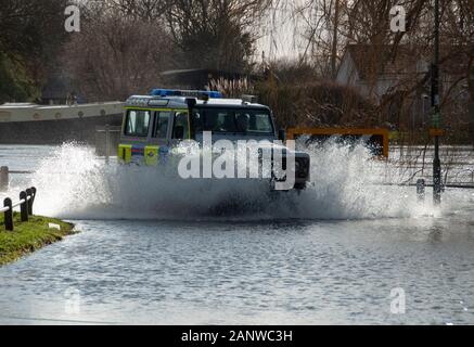 CHERTSEY, Großbritannien - 20 May 2014 - schwere Überschwemmungen nach der Themse burst es Banken im Oberlauf in der Nähe von Chertsey Surrey England Großbritannien Stockfoto