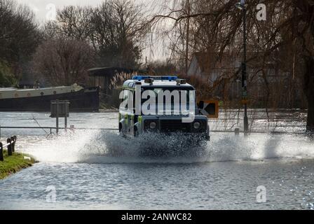 CHERTSEY, Großbritannien - 20 May 2014 - schwere Überschwemmungen nach der Themse burst es Banken im Oberlauf in der Nähe von Chertsey Surrey England Großbritannien Stockfoto