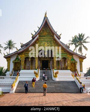 Touristen am Haw Pha Bang Tempel, Royal Palace, Luang Prabang, Laos, Südostasien Stockfoto