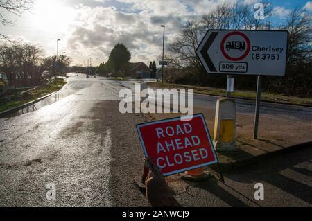 CHERTSEY, Großbritannien - 20. Februar 2014 - unterzeichnen Sie außerhalb von Chertsey Surrey England UK, das wegen Überschwemmungen eine geschlossene Straße erklärt Stockfoto