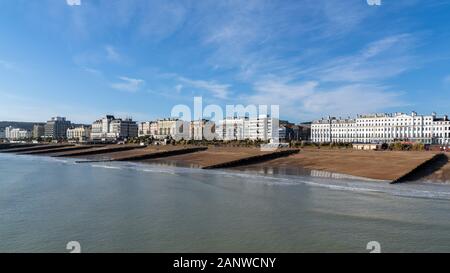 EASTBOURNE, EAST SUSSEX/UK - JANUAR 18 : Blick vom Eastbourne Pier in Richtung der Küste in Eastbourne East Sussex am 18. Januar 2020. Nicht identifizierte Personen Stockfoto