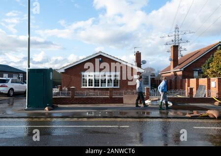 CHERTSEY, Großbritannien - 20 May 2014 - schwere Überschwemmungen nach der Themse burst es Banken im Oberlauf in Chertsey Surrey England Großbritannien Stockfoto