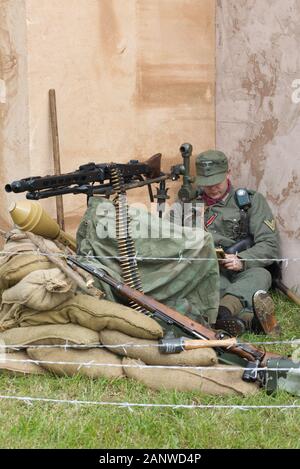 Hinter feindlichen Linien, deutscher Soldat mit Maschinengewehr Stockfoto