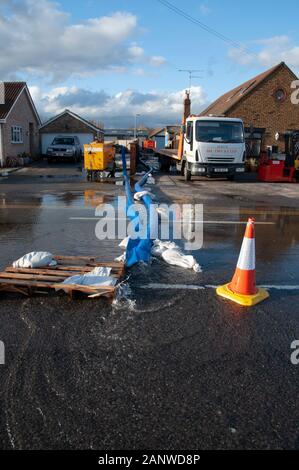 CHERTSEY, Großbritannien - 20 May 2014 - schwere Überschwemmungen nach der Themse burst es Banken im Oberlauf in der Nähe von Chertsey Surrey England Großbritannien Stockfoto