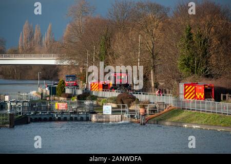 CHERTSEY, Großbritannien - 20 May 2014 - schwere Überschwemmungen nach der Themse burst es Banken im Oberlauf in der Nähe von Chertsey Surrey England Großbritannien Stockfoto