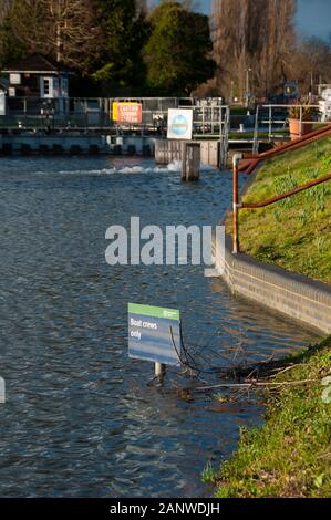 CHERTSEY, Großbritannien - 20 May 2014 - schwere Überschwemmungen nach der Themse burst es Banken im Oberlauf in der Nähe von Chertsey Surrey England Großbritannien Stockfoto