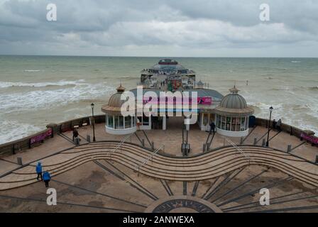 CROMER, Großbritannien - 13 Okt 2013 - Stürmische runde Cromer Pier in Cromer Norfolk England England Stockfoto