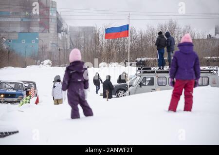 Januar 2020 - Nowodwinsk. Zuschauer beim Winterrennen russischer Oldtimer. Russland, Region Archangelsk Stockfoto