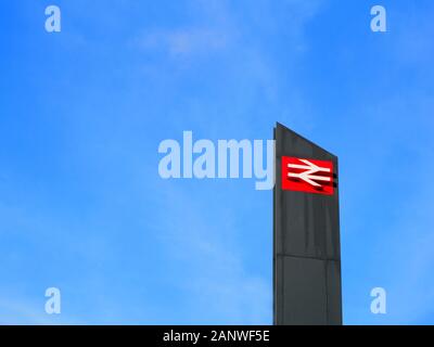 Schild mit Doppelpfeil-Logo, Northampton, Großbritannien Stockfoto