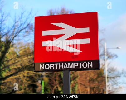 Northampton Railway Station Schild Mit Doppelpfeil-Logo, Northampton, Großbritannien Stockfoto