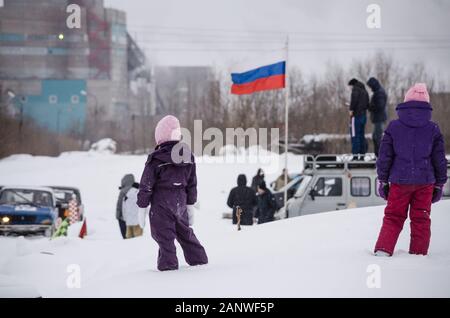 Januar 2020 - Nowodwinsk. Zuschauer beim Winterrennen russischer Oldtimer. Russland, Region Archangelsk Stockfoto