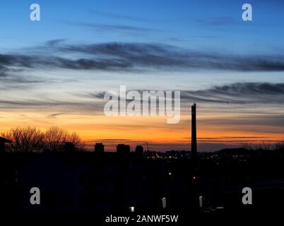 Blick auf die Skyline von Northampton mit dem National Lift Tower (Express Lift Tower), Silhouette gegen einen farbenfrohen Winter-Sonnenuntergang in Northampton, Großbritannien Stockfoto