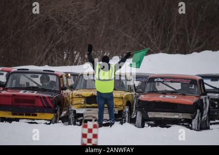 Januar 2020 - Novodvinsk. Start des Rennens auf der ICE-Strecke am alten sowjetischen Autos. Russland, Archangelsker Region Stockfoto