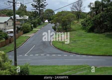 Typische Vorstädte, breite, grüne Fußwege und Häuser aus der Nachkriegszeit im Brisbane Vorort Seven Hills und Cannon Hill, Stockfoto