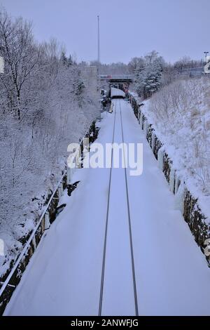 Die Stadtbahn der Trillium Line blickt nach Süden zum Bahnhof Carling. Sehr verschneite Bedingungen. Ottawa, Ontario, Kanada. Stockfoto