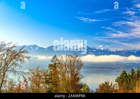 Woerthersee in Kärntner, Österreich, Alpenberge im Hintergrund Stockfoto