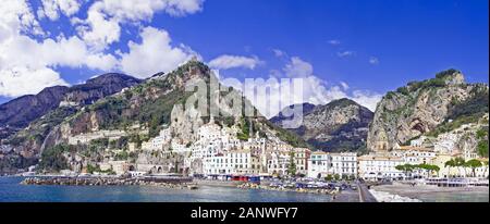 Amalfi, Panoramablick auf die Stadt mit der Amalfikathedrale im Zentrum Italiens, Mittelmeer, Salerno-Golf an der Tyrrhenischen Küste Stockfoto