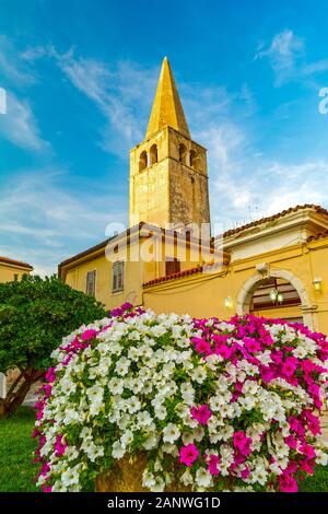 Die Stadt Porec auf der Halbinsel Istrien in Kroatien, der Turm der Euphrasianischen Basilika oder die Mariä-Himmelfahrt-Kathedrale Stockfoto