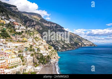 Panoramablick von Positano über Amalfi Küste in Italien Stockfoto