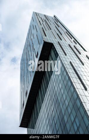 Manchester, UK Beetham Tower in Manchester, Großbritannien. Der Wolkenkratzer mit gemischter Nutzung ist das höchste Gebäude in Manchester, der 157 m hohen blauen Himmelsarchitektur Stockfoto