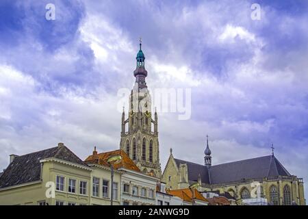 Breda, Nordbrabant, Niederlande - Grote Kerk oder Onze-Lieve-Vrouwekerk (Liebfrauenkirche) wichtiges Denkmal und Wahrzeichen, das in der Brabantine errichtet wurde Stockfoto