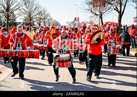 Kansas City, United States. 19 Jan, 2020. Die Kansas City Chiefs drum line Spaziergänge durch die Pfeilspitze Menschenmenge vor der AFC Championship zwischen den Tennessee Titans und die Kansas City Chiefs in Arrowhead Stadium in Kansas City, Missouri am Sonntag, 19. Januar 2020. Foto von Jason Hanna/UPI Quelle: UPI/Alamy leben Nachrichten Stockfoto