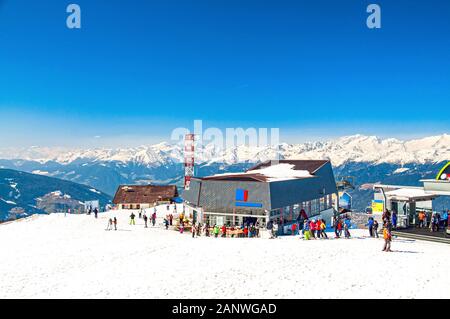 Winterlandschaft in den Dolmen im Skigebiet Plan de Corones/Kronplatz, Italien mit Brunico/Bruneck im Hintergrund Stockfoto