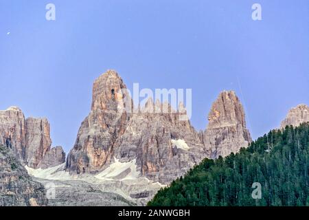 Bergkette der Berge in der Dämmerung, in der Nähe von Madonna di Campiglio, Trentino, Italien Stockfoto