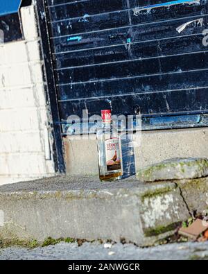 Eine klare Glasflasche mit ein wenig von der Flüssigkeit in der unteren Stockfoto