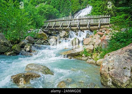 Wasserfall in den italienischen Alpen, Cascata Amola, Brenta aus den Dolmen, im Trentino, Italien, Naturpark Adamello-Brenta. Stockfoto