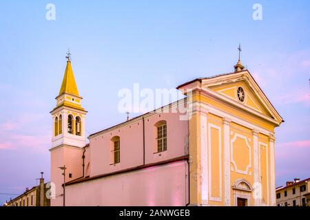 Porec-Stadt auf der Halbinsel Istrien in Kroatien, Domkirche bei Sonnenuntergang Stockfoto