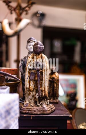 Soldatenkeramik mittelalterlichen Ritter mit Schwert und Schild figurine alte Vintage House Artikel Verkauf Garage Aufbewahrungsbehälter uk manchester london Platz für Stockfoto