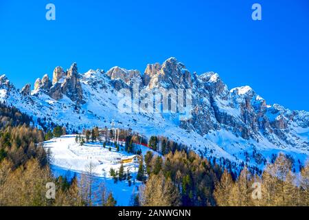 Skipiste in der Bergkette der Berge Fassatal, Skigebiet Catinaccio/Rosengarten in der Nähe von Vigo di Fassa, Trentino, Italien Stockfoto