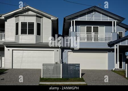 Moderne "neue queenslander"-Äquivalente, von Post war Houses in den Brisbane Vororten Carina, Camp Hill und Cannon Hill, ihrer Topografie. Stockfoto