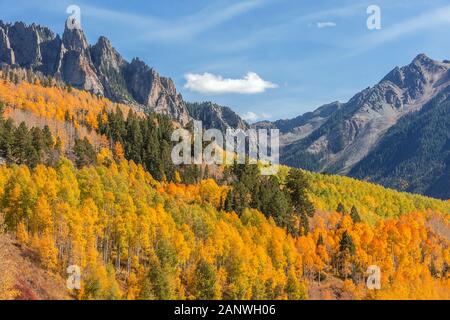 Herbst Farbe füllt den Berghang entlang Kolorado Landstraße 145 in der Nähe von Telluride, Colorado. Stockfoto