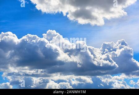 Blauer Himmel mit Wolken. Himmel mit Wolken an einem sonnigen Tag. Stockfoto
