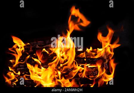 Feuer und Flammen. Brennendes Brennholz im Kamin. Brennendes Brandholz und Nahaufnahme. Feuer und Flamme mit brennendem Hintergrund. Stockfoto